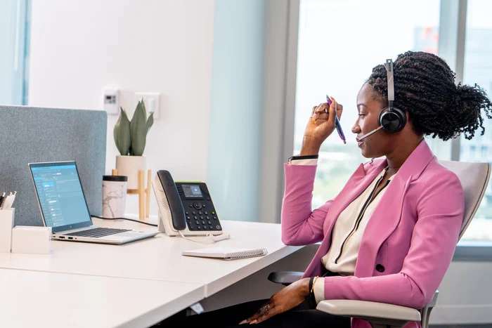 HP Poly Edge E220 Teléfono IP 4 líneas con pantalla IPS 2.8", PoE, Bluetooth 5.0, Negro, Auricular incluido