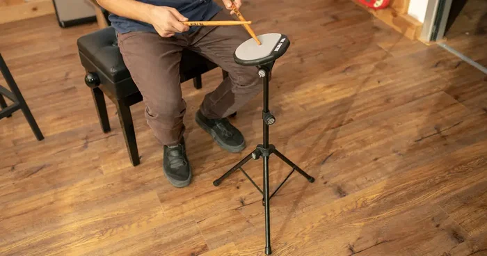 QuikLok PPS/001 Soporte Para Pad De Práctica De Batería Ajustable y Plegable con Bolsa de Transporte Incluida - Negro