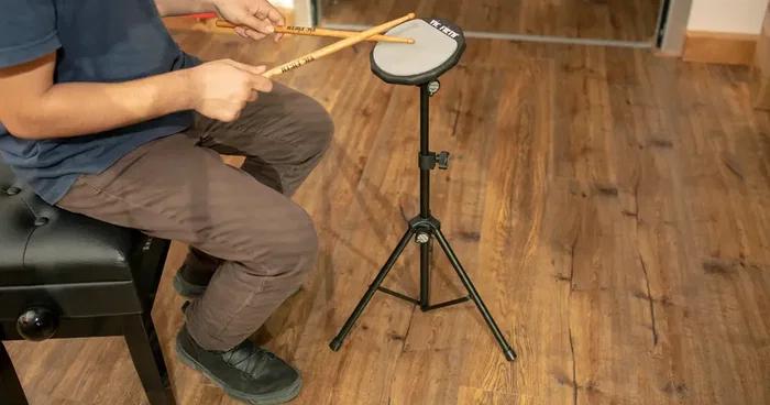 QuikLok PPS/001 Soporte Para Pad De Práctica De Batería Ajustable y Plegable con Bolsa de Transporte Incluida - Negro