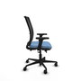 Silla de oficina Haches con mecanismo Sincro/Traslack tapizada con Tela color Azul cielo y malla color Negro. Equipada con lumbar 1D, Brazos 2D y Ruedas 65mm nailon