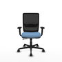 Silla de oficina Haches con mecanismo Sincro/Traslack tapizada con Tela color Azul cielo y malla color Negro. Equipada con lumbar 1D, Brazos 2D y Ruedas 65mm nailon