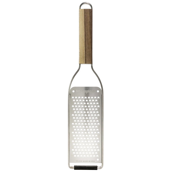 Microplane Master Grater coarse de cuchillas gruesas con mango de nogal Microplane Master Grater coarse de cuchillas gruesas con mango de nogal