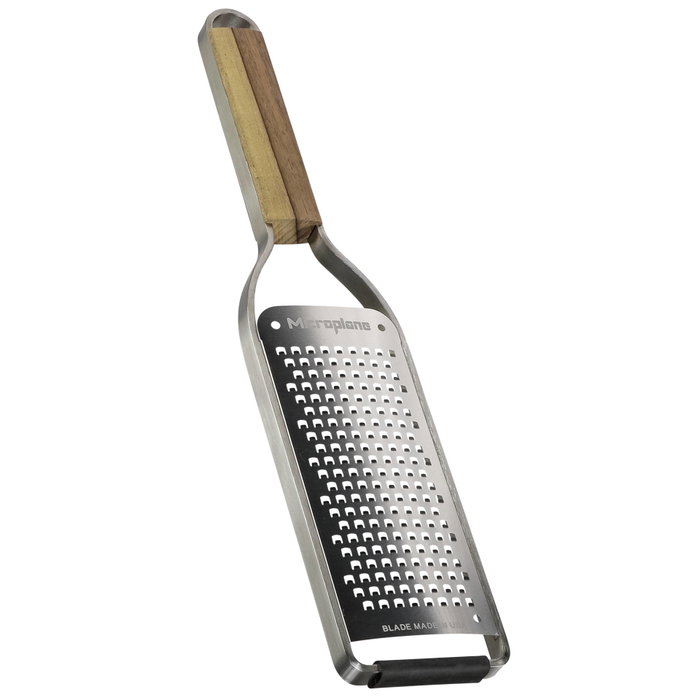 Microplane Master Grater coarse de cuchillas gruesas con mango de nogal Microplane Master Grater coarse de cuchillas gruesas con mango de nogal