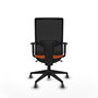 Silla de oficina Horna con mecanismo Sincro tapizada con Tela color Naranja y malla color Negro. Equipada con lumbar 1D, Brazos 1D y Ruedas 65 mm parqué