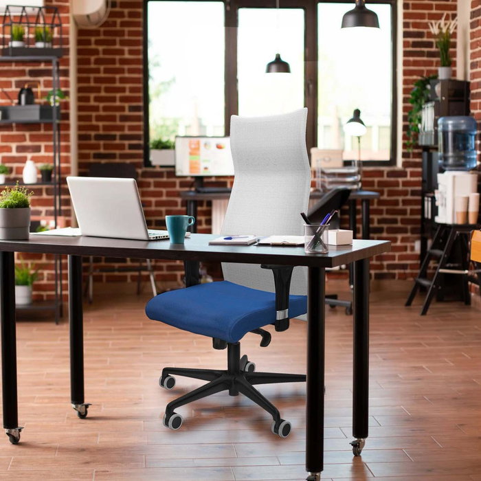 Sillón Albacete con mecanismo Sincro tapizada con Tela color Granate y malla color Blanco. Equipado con Base nailon negra, Brazos 1D y Ruedas 65 mm parqué