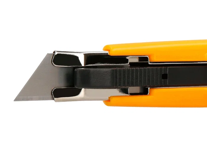 Q-connect XD-123 Cutter de Seguridad Retráctil con Asa para Colgar, Cuchilla Ancha 18 mm, Plástico Resistente, Amarillo, 1 Unidad