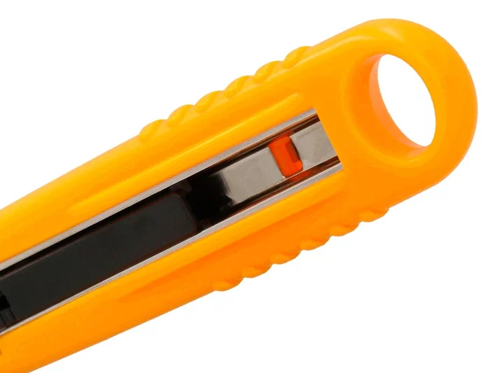 Q-connect XD-123 Cutter de Seguridad Retráctil con Asa para Colgar, Cuchilla Ancha 18 mm, Plástico Resistente, Amarillo, 1 Unidad