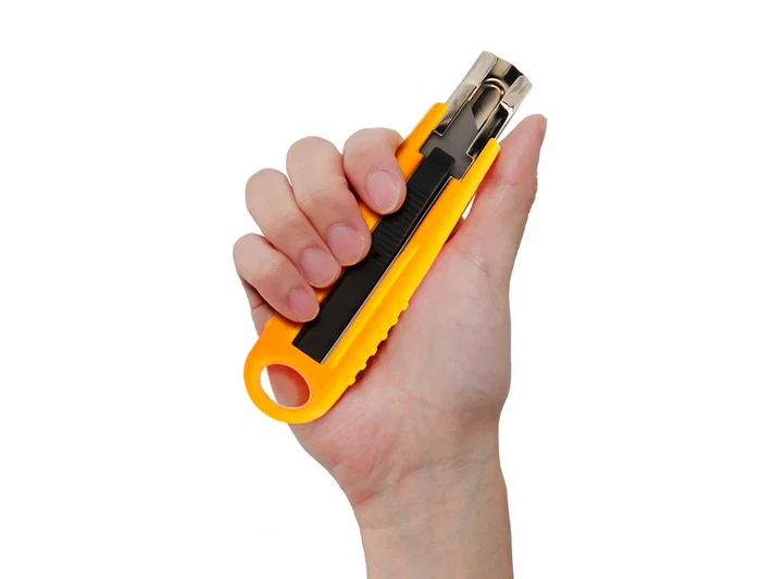 Q-connect XD-123 Cutter de Seguridad Retráctil con Asa para Colgar, Cuchilla Ancha 18 mm, Plástico Resistente, Amarillo, 1 Unidad