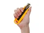 Q-connect XD-123 Cutter de Seguridad Retráctil con Asa para Colgar, Cuchilla Ancha 18 mm, Plástico Resistente, Amarillo, 1 Unidad