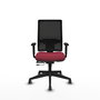 Silla de oficina Horna con mecanismo Sincro/Traslack tapizada con Tela color Granate y malla color Negro. Equipada con lumbar 1D, Brazos 1D y Ruedas 65 mm parqué