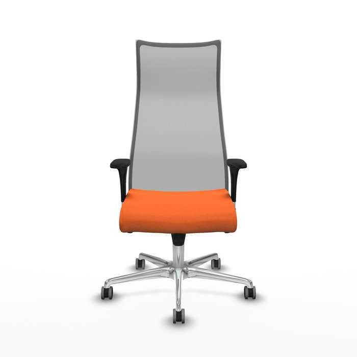 Sillón Albacete con mecanismo Sincro tapizada con Tela color Naranja y malla color Gris. Equipado con Base aluminio, Brazos 1D y Ruedas 65 mm parqué