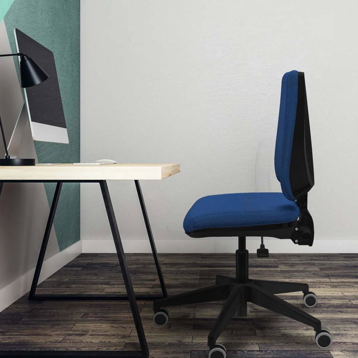 Silla de oficina Elche con mecanismo Asincro tapizada con Tela color Azul marino. Equipada con Base piramidal negra, Sin brazos y Ruedas 65 mm parqué Silla de oficina Elche con mecanismo Asincro tapizada con Tela color Azul marino. Equipada con Base piramidal negra, Sin brazos y Ruedas 65 mm parqué