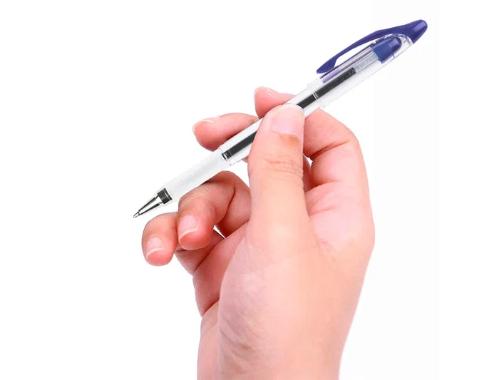 Q-connect Bolígrafo Delta Azul con Sujeción de Caucho y Capuchón, Tinta a Base de Aceite, Punta Media 1mm, Trazo 0.7mm