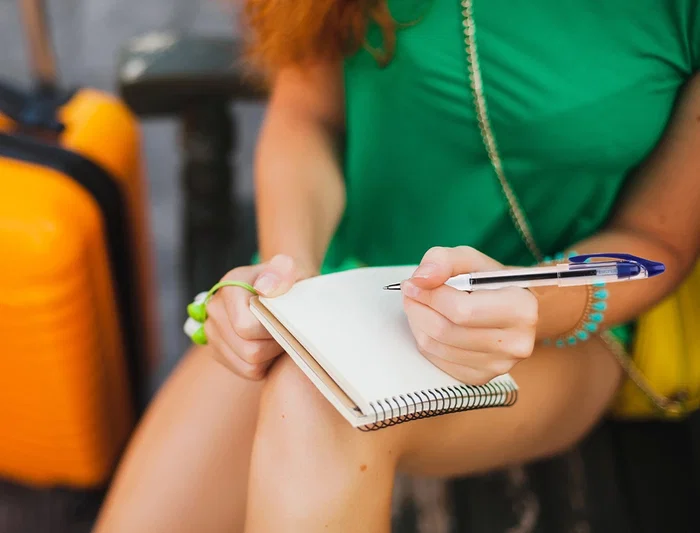 Q-connect Bolígrafo Delta Azul con Sujeción de Caucho y Capuchón, Tinta a Base de Aceite, Punta Media 1mm, Trazo 0.7mm