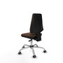Silla de oficina Elche con mecanismo Asincro tapizada con Tela color Marrón oscuro. Equipada con Base cromada, Sin brazos y Ruedas 65 mm parqué