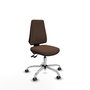 Silla de oficina Elche con mecanismo Asincro tapizada con Tela color Marrón oscuro. Equipada con Base cromada, Sin brazos y Ruedas 65 mm parqué
