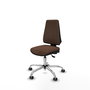 Silla de oficina Elche con mecanismo Asincro tapizada con Tela color Marrón oscuro. Equipada con Base cromada, Sin brazos y Ruedas 65 mm parqué