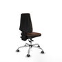 Silla de oficina Elche con mecanismo Asincro tapizada con Tela color Marrón oscuro. Equipada con Base cromada, Sin brazos y Ruedas 65 mm parqué