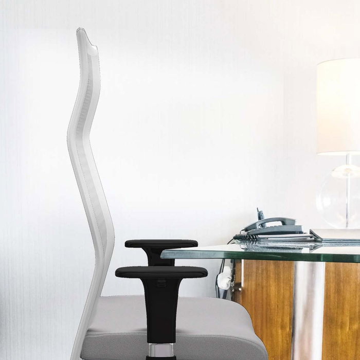 Sillón Albacete con mecanismo Sincro tapizada con Tela color Turquesa y malla color Blanco. Equipado con Base aluminio, Brazos 1D y Ruedas 65 mm parqué