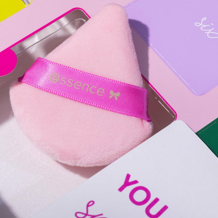 Essence Calendario de Adviento Navideño con 24 Piezas de Maquillaje y Accesorios Festivos