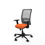 Silla de oficina Zulema con mecanismo Sincro tapizada con Tela color Naranja y malla color Gris. Equipada con lumbar 1D, Brazos 2D y Ruedas 65mm nailon