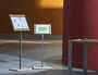 Rocada Soporte porta anuncios tamaño A4 con giro de 90 grados y altura regulable