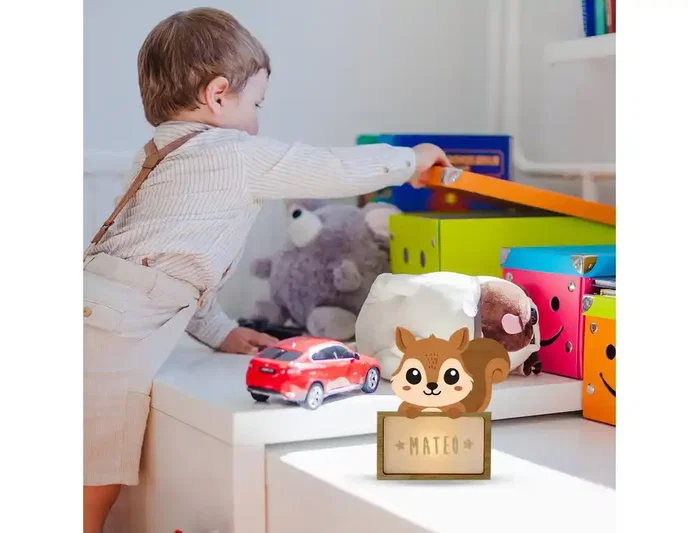Wondee Lámpara de Noche Infantil de Ardilla en Madera Sostenible Personalizable con Cable Tipo C