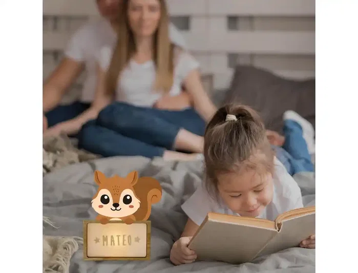Wondee Lámpara de Noche Infantil de Ardilla en Madera Sostenible Personalizable con Cable Tipo C