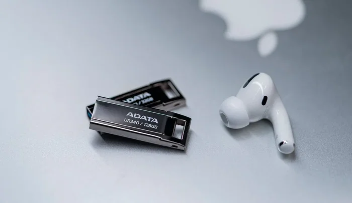 Adata UR340 Memoria USB - Pendrive 128 GB, USB 3.2 Gen 2, Lectura 100 MB/s, Metal, Negro, UR340-128GBK