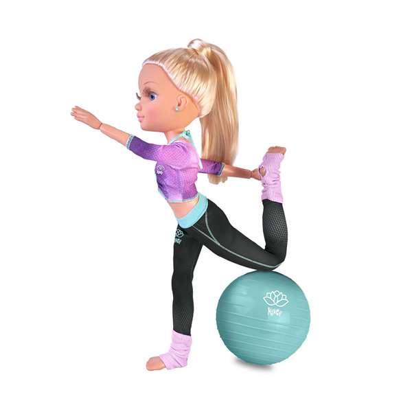 Famosa Nac76000 Muñeca Nancy Yoga Class - La Muñeca Más Flexible con 16 Puntos de Articulación y Pelota de Fitness Famosa Nac76000 Muñeca Nancy Yoga Class - La Muñeca Más Flexible con 16 Puntos de Articulación y Pelota de Fitness