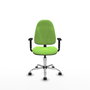Silla de oficina Algarra con mecanismo Contacto permanente básico tapizada con Tela color Pistacho. Equipada con Base cromada, Brazos 1D y Ruedas autofrenantes