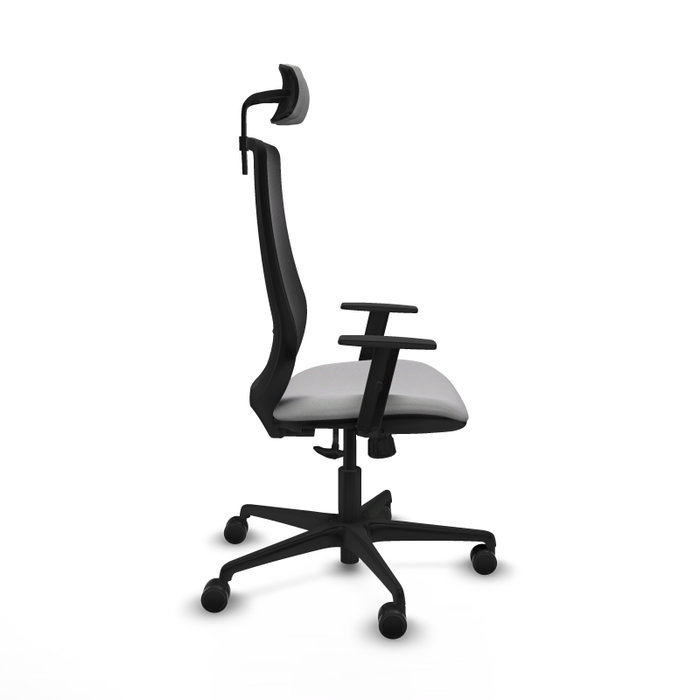 Silla de oficina Mardos con mecanismo Sincro tapizada con Tela color Gris claro y malla color Negro. Equipada con lumbar 1D, Brazos 1D, Cabecero 2D y Ruedas 65mm nailon
