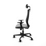 Silla de oficina Mardos con mecanismo Sincro tapizada con Tela color Gris claro y malla color Negro. Equipada con lumbar 1D, Brazos 1D, Cabecero 2D y Ruedas 65mm nailon