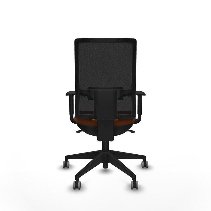 Silla de oficina Horna con mecanismo Sincro tapizada con Similpiel color Marrón y malla color Negro. Equipada con lumbar 1D, Brazos 1D y Ruedas 65 mm parqué