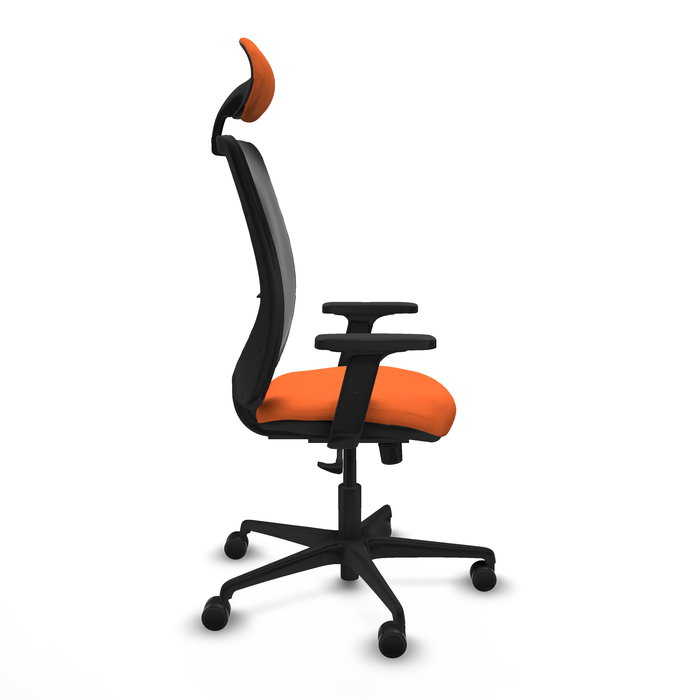 Silla de oficina Zulema con mecanismo Sincro tapizada con Tela color Naranja y malla color Negro. Equipada con lumbar 1D, Brazos 2D, Cabecero Fijo y Ruedas 65mm nailon