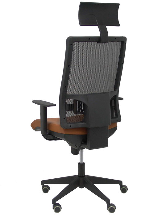 Silla de oficina Horna con mecanismo Sincro tapizada con Piel color Marrón y malla color Negro. Equipada con lumbar 1D, Brazos 1D, Cabecero Fijo y Ruedas de parqué