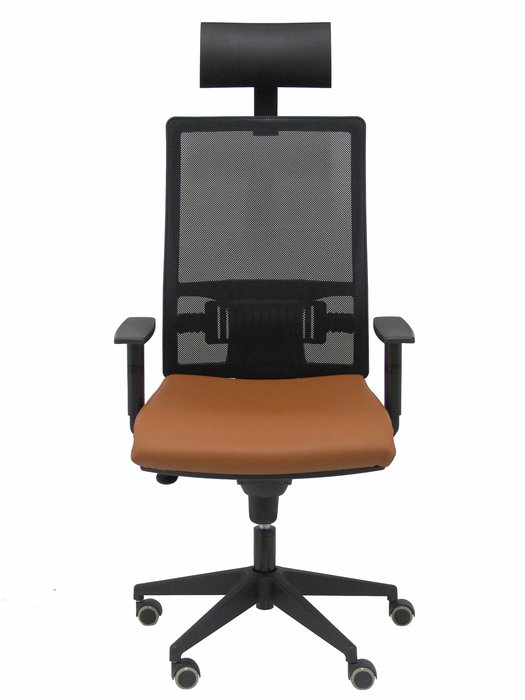 Silla de oficina Horna con mecanismo Sincro tapizada con Piel color Marrón y malla color Negro. Equipada con lumbar 1D, Brazos 1D, Cabecero Fijo y Ruedas de parqué