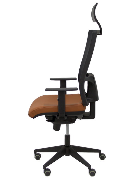 Silla de oficina Horna con mecanismo Sincro tapizada con Piel color Marrón y malla color Negro. Equipada con lumbar 1D, Brazos 1D, Cabecero Fijo y Ruedas de parqué
