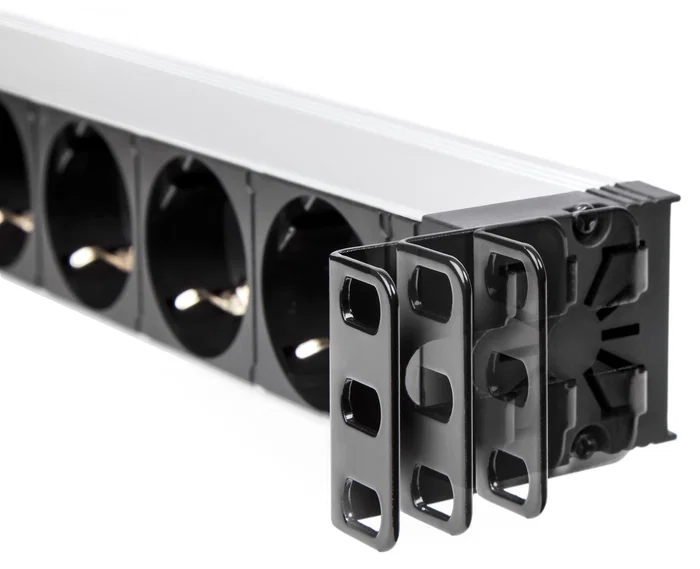 Salicru SPS PDU con tomas UK y C13/C14 en color negro Salicru SPS PDU con tomas UK y C13/C14 en color negro