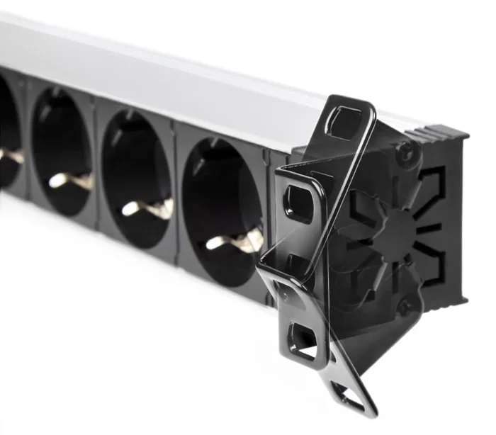 Salicru SPS PDU con tomas UK y C13/C14 en color negro Salicru SPS PDU con tomas UK y C13/C14 en color negro