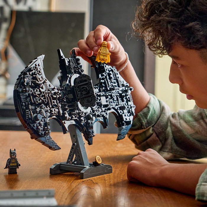 LEGO 76330 DC Batman Logotipo de Batman Set Coleccionable con 678 Piezas, 2 Minifiguras y Símbolo para Montar o Colgar para +12 Años