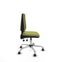 Silla de oficina Elche con mecanismo Asincro tapizada con Tela color Verde oliva. Equipada con Base cromada, Sin brazos y Ruedas 65 mm parqué