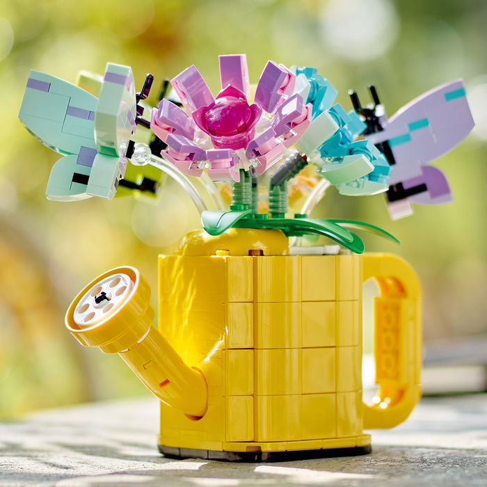 LEGO 31149 Creator 3 en 1 Flores en Regadera - Set de Construcción con Flores, Mariposas y Opción de Transformar en Bota o Pájaros para Niños +8 Años