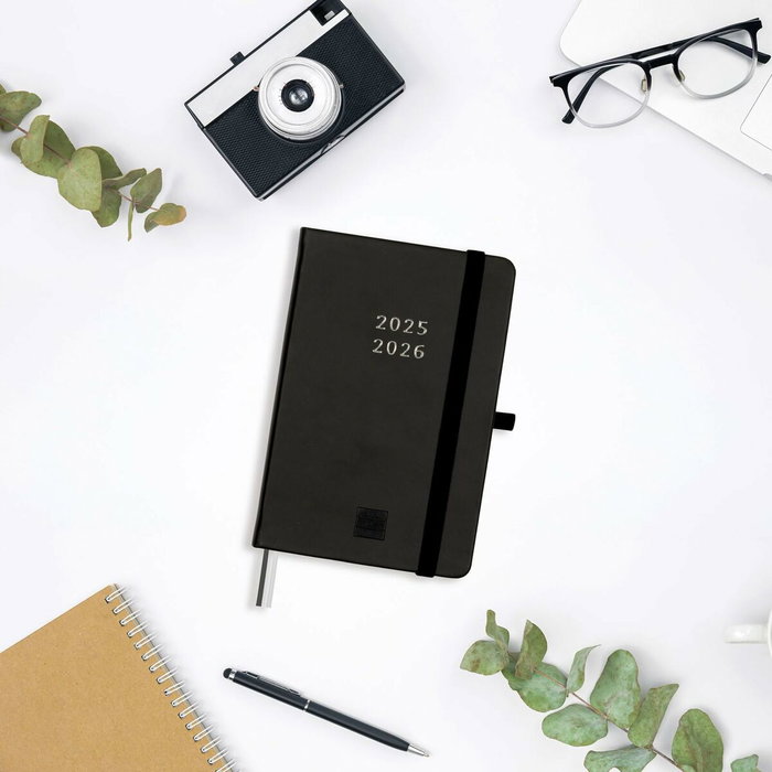 Finocam Agenda Mínimal 18 Meses M3 Svh, Tapa Dura Negro, Julio 2025-Diciembre 2026, Cierre con Goma, Bolsillo Interior