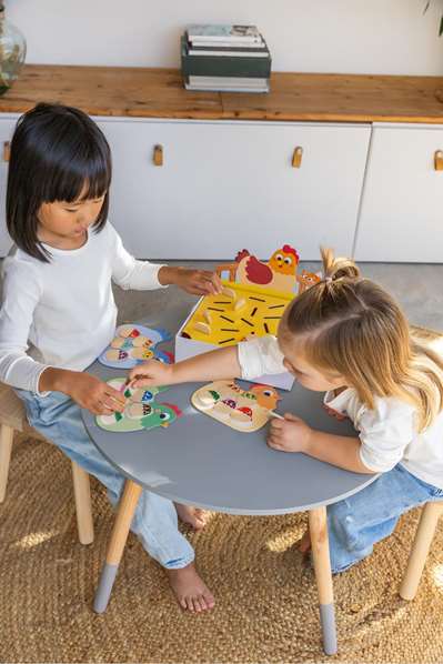 Goula Hidden Chicks - Juego de encontrar pollitos, 2 modos de juego, tableros con forma de gallina, a partir de 3 años (alemán, inglés, español, francés, italiano, portugués)