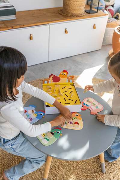 Goula Hidden Chicks - Juego de encontrar pollitos, 2 modos de juego, tableros con forma de gallina, a partir de 3 años (alemán, inglés, español, francés, italiano, portugués)