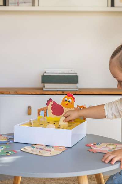 Goula Hidden Chicks - Juego de encontrar pollitos, 2 modos de juego, tableros con forma de gallina, a partir de 3 años (alemán, inglés, español, francés, italiano, portugués)