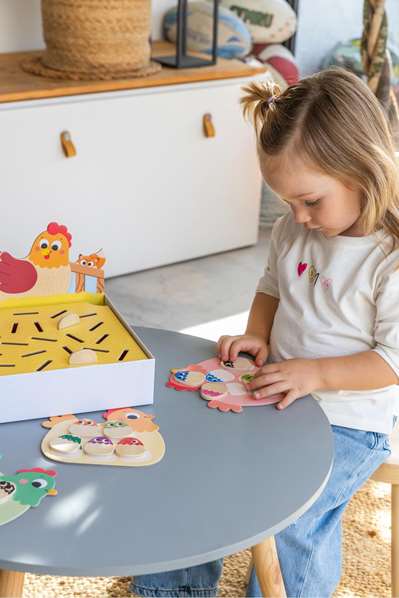 Goula Hidden Chicks - Juego de encontrar pollitos, 2 modos de juego, tableros con forma de gallina, a partir de 3 años (alemán, inglés, español, francés, italiano, portugués)