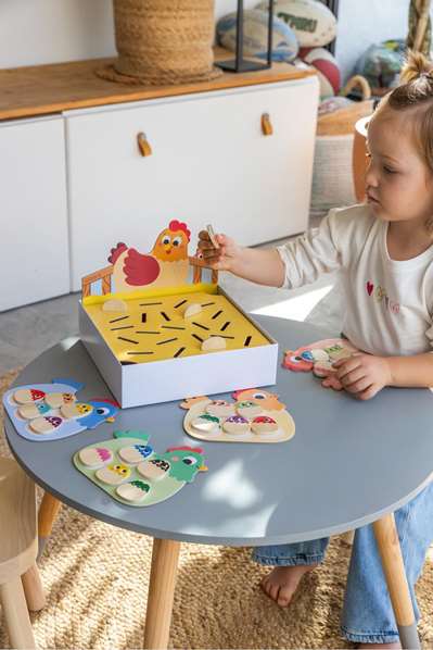 Goula Hidden Chicks - Juego de encontrar pollitos, 2 modos de juego, tableros con forma de gallina, a partir de 3 años (alemán, inglés, español, francés, italiano, portugués)