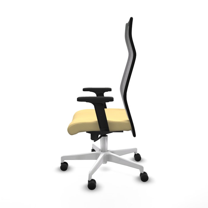 Sillón Albacete con mecanismo Sincro tapizada con Similpiel color Crema y malla color Negro. Equipado con Base poliamida blanca, Brazos 2D y Ruedas 65mm nailon
